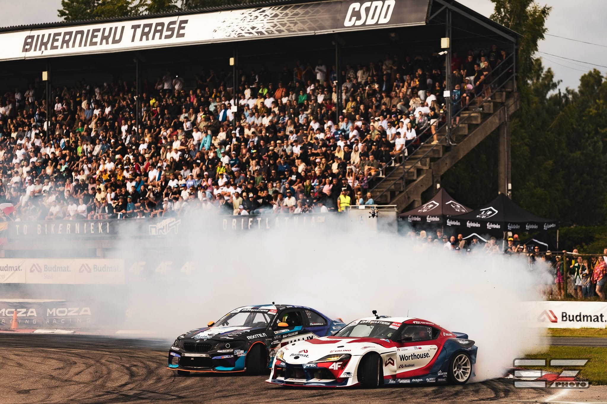 Vairāk kā 12 tūkstoši apmeklētāju, tūkstošiem emociju un jauns Rīgas drifta karalis – aizvadīts “Drift Masters” posms Biķerniekos.